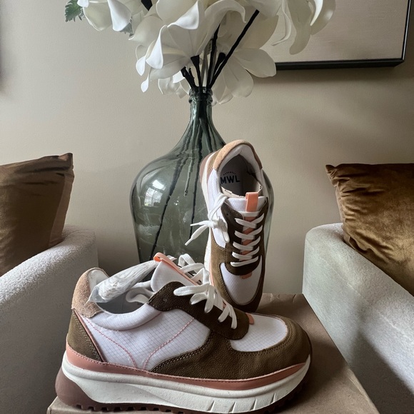 Size 10 BRAND NEW MADEWELL SNEAKERS! GREAT TO BE WORN WITH A PLEATED SKIRT - Picture 1 of 5